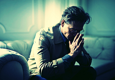 Mann auf Couch am verzweifeln