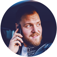 Mandantenfeedback (verifiziert) Mann telefoniert mit Handy am Steuer